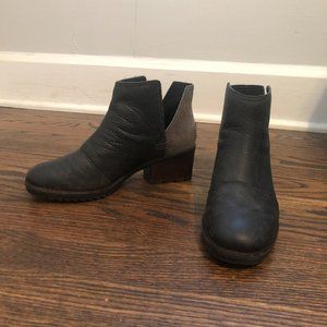 Black SOREL Chelsea Boot - Cate Cutout Style
